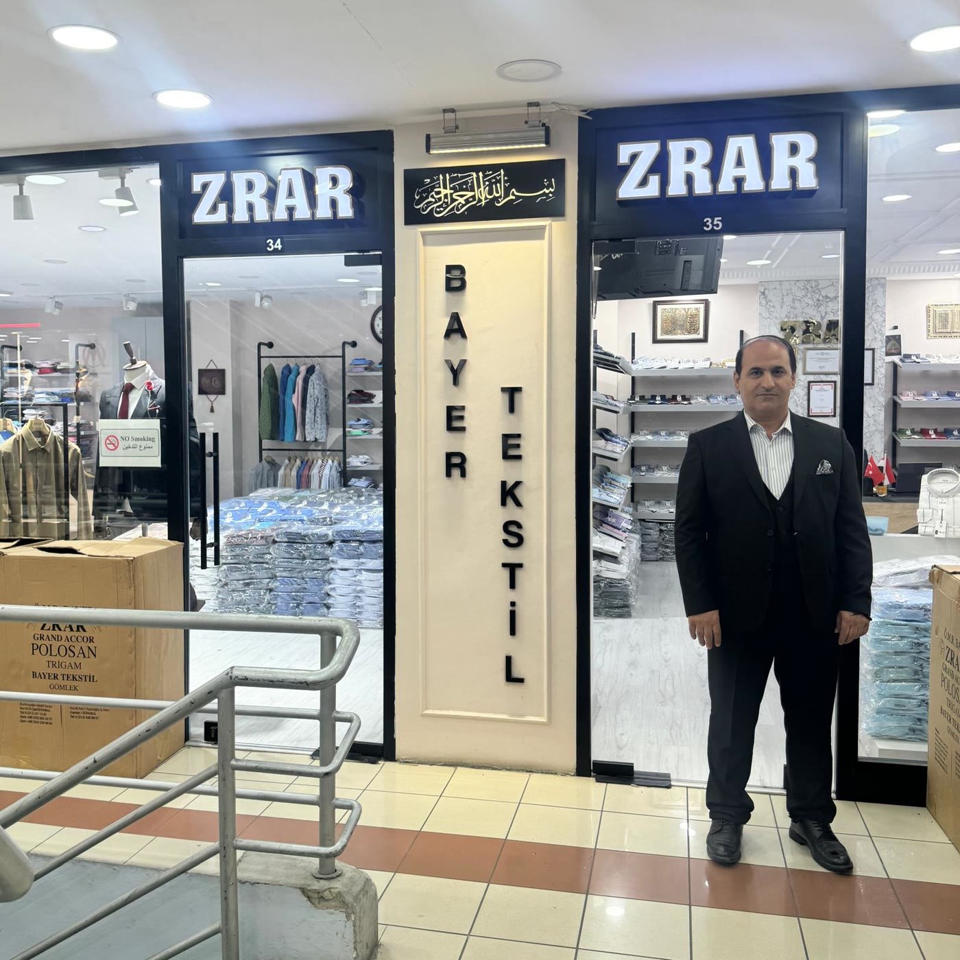 Bayer Tekstil kurucusu Ömer Bayer, ZRAR mağazasının önünde