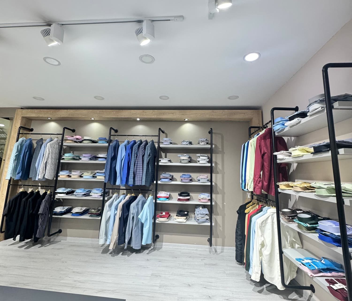 Showroom ikinci bölüm — askılıklar ve raflarda katlı gömlekler