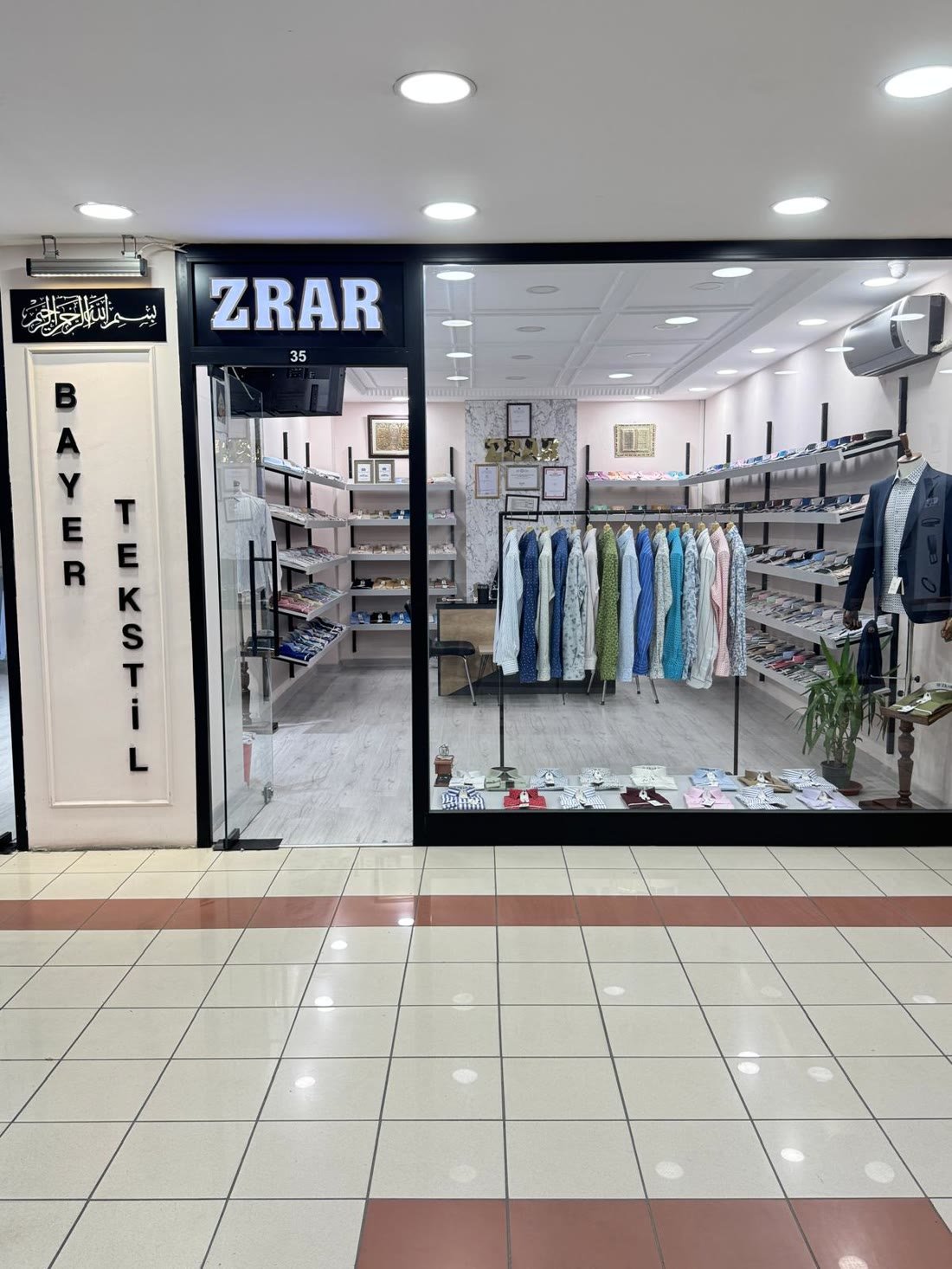 ZRAR mağazasının vitrini ve BAYER TEKSTİL tabelası